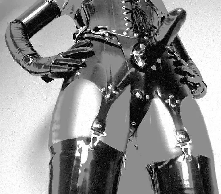 25P Femdom strapon