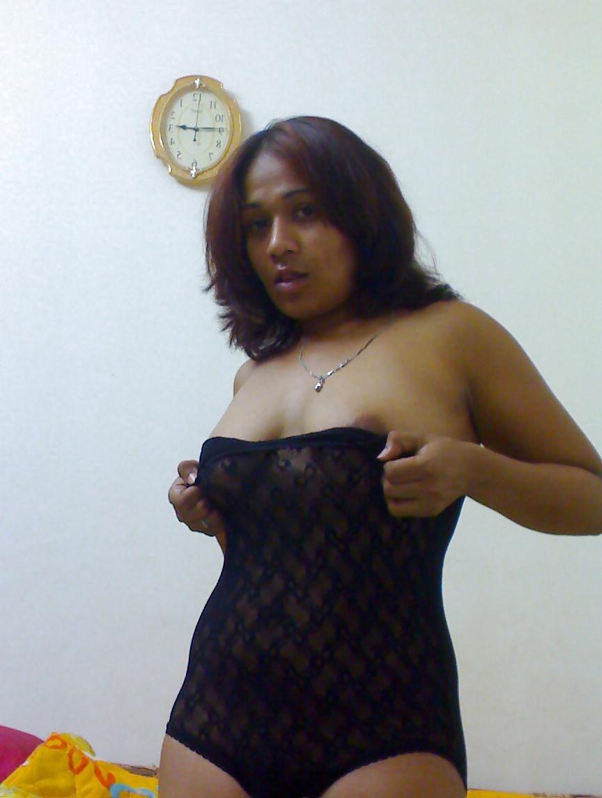 10P Latin Milf Struts Her Stuff