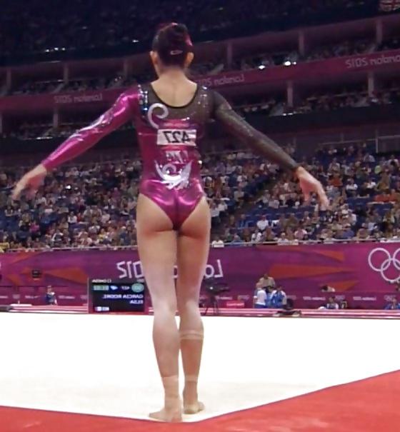 25P Hot gymnast