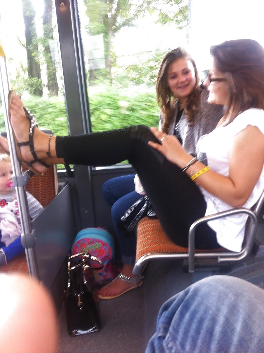 12P Brunette dans un bus bonus pieds