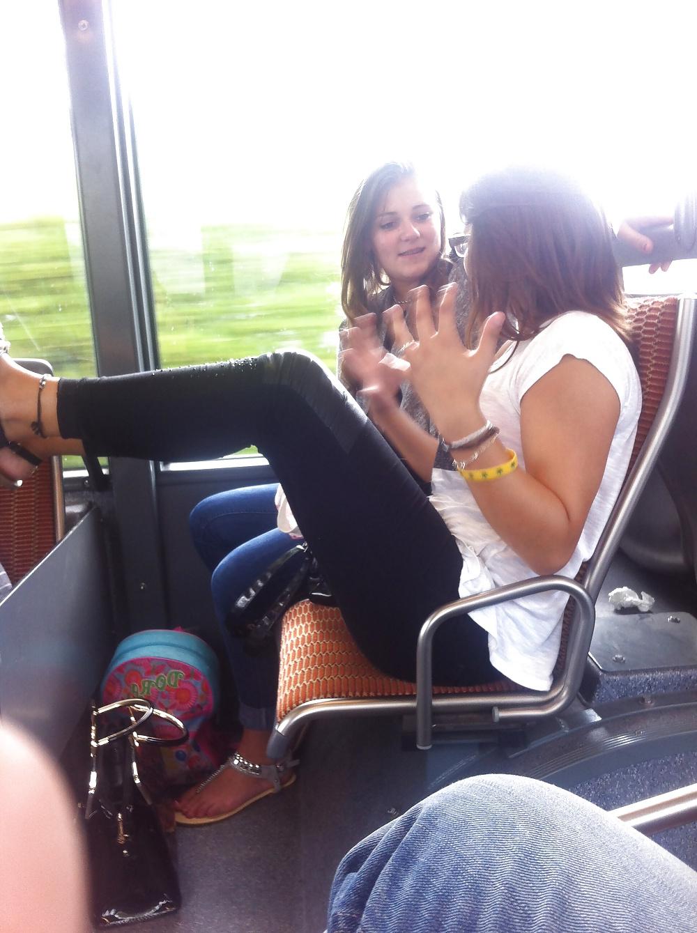 12P Brunette dans un bus bonus pieds