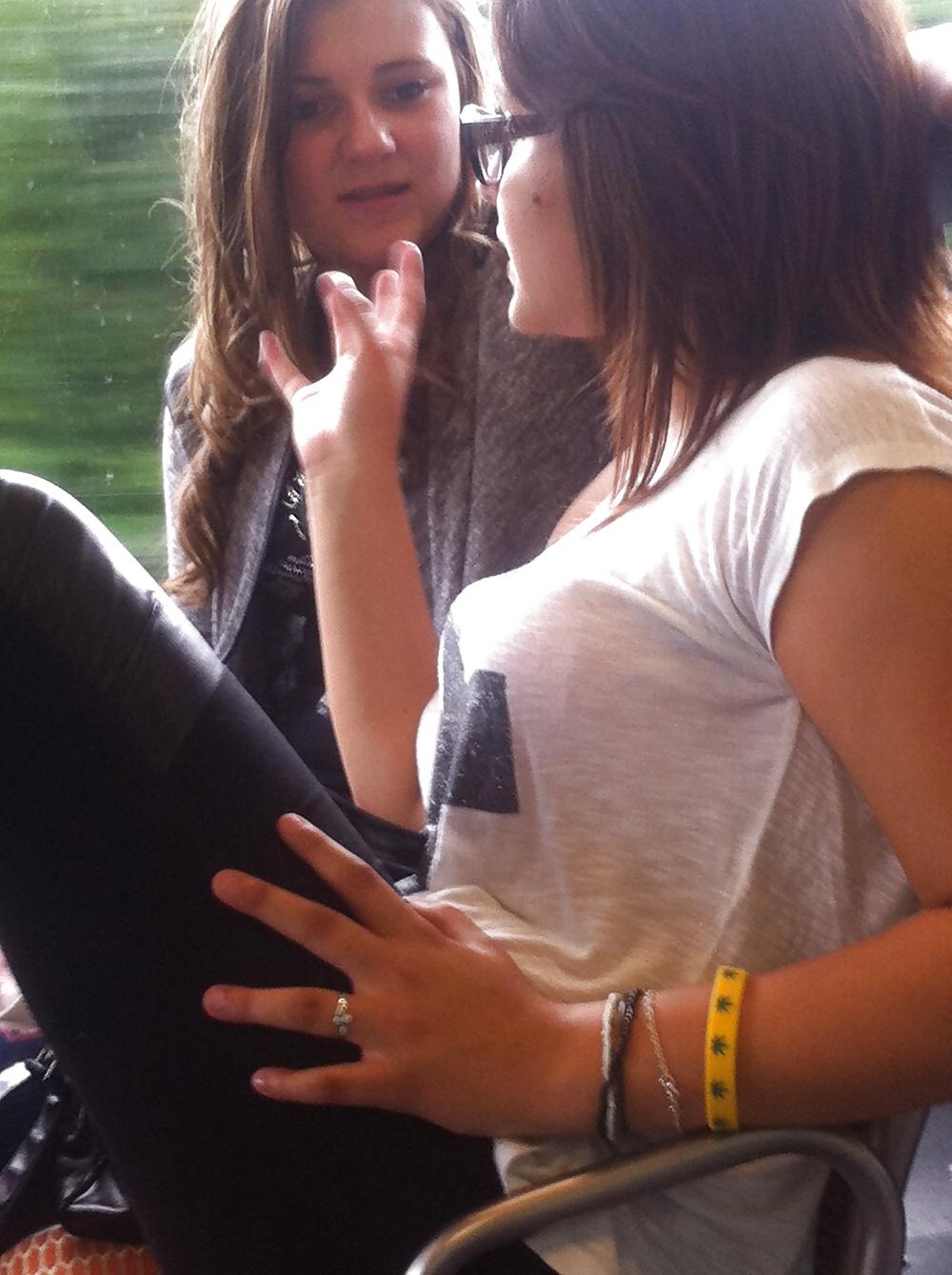 12P Brunette dans un bus bonus pieds