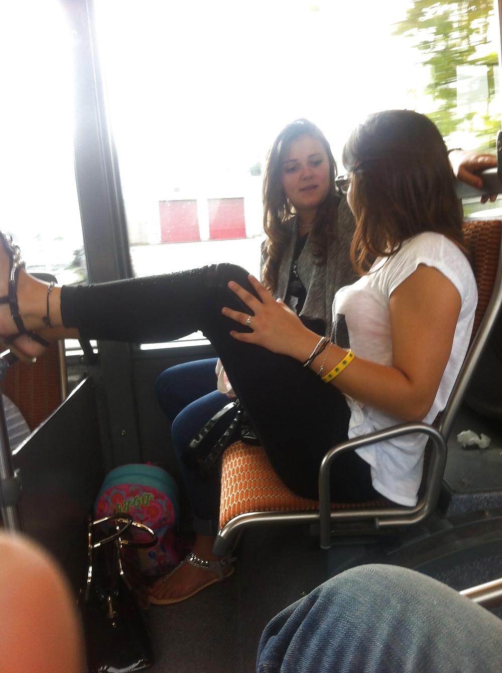 12P Brunette dans un bus bonus pieds