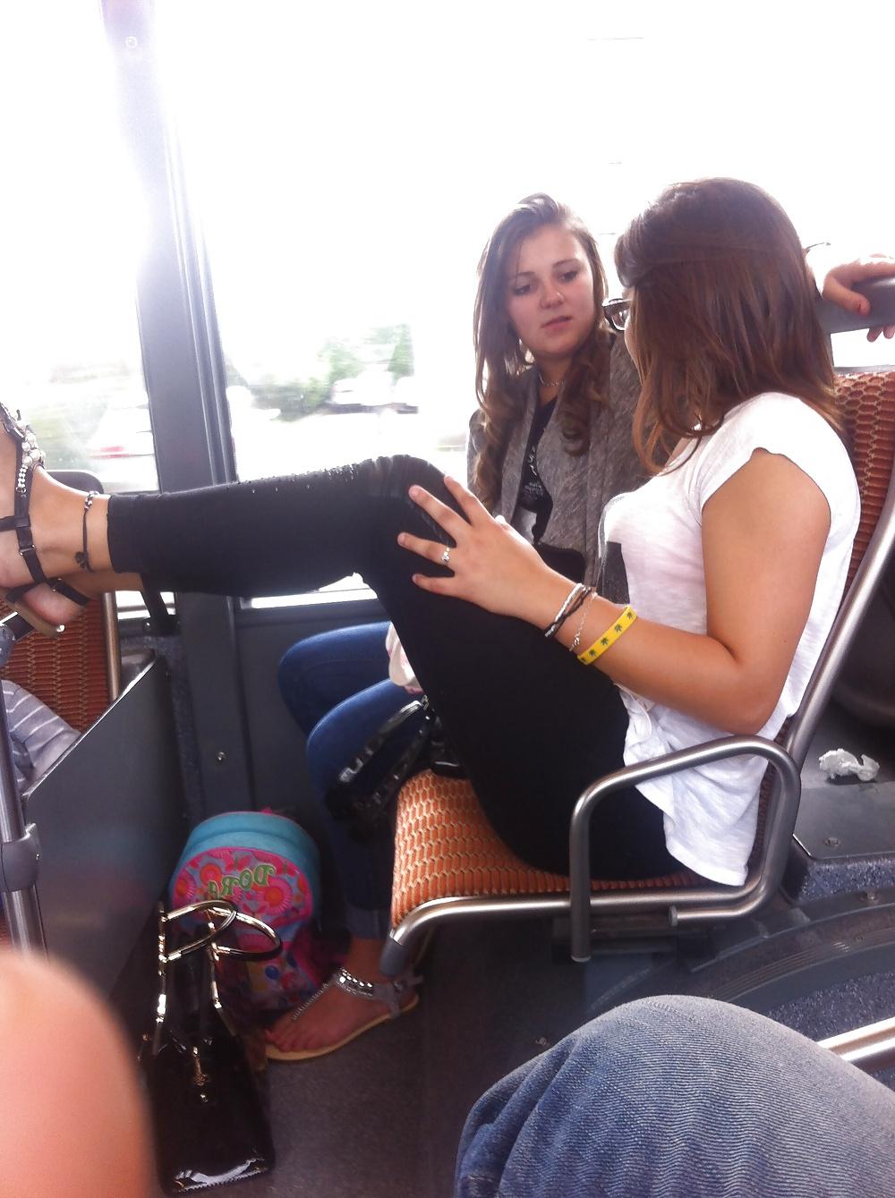 12P Brunette dans un bus bonus pieds