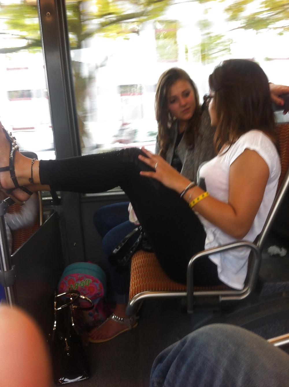 12P Brunette dans un bus bonus pieds