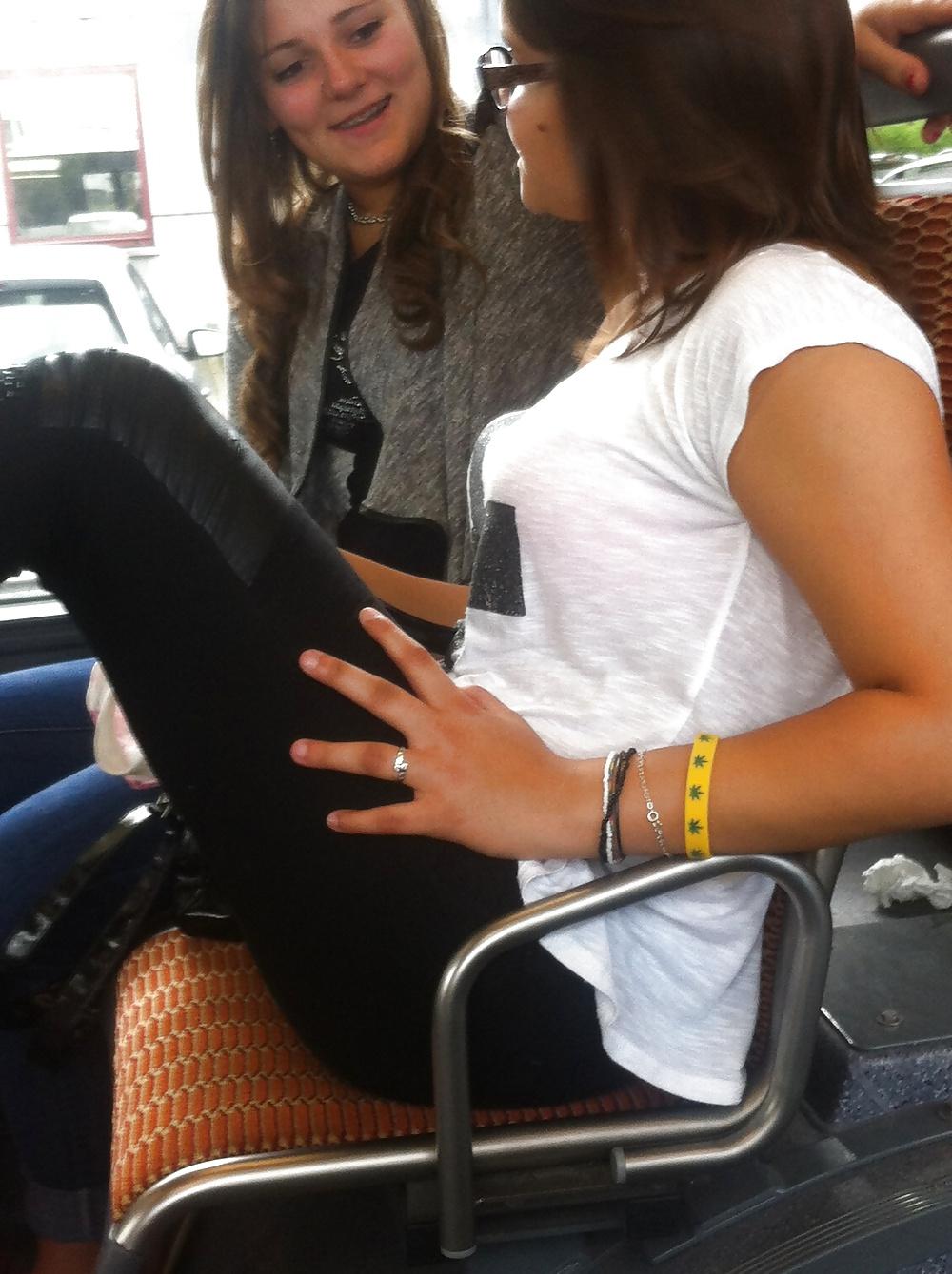 12P Brunette dans un bus bonus pieds