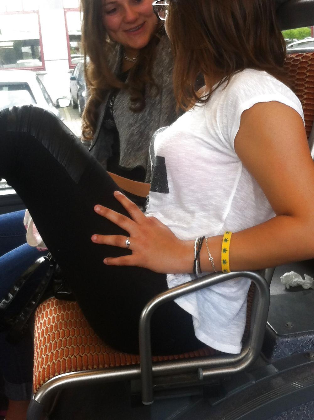 12P Brunette dans un bus bonus pieds