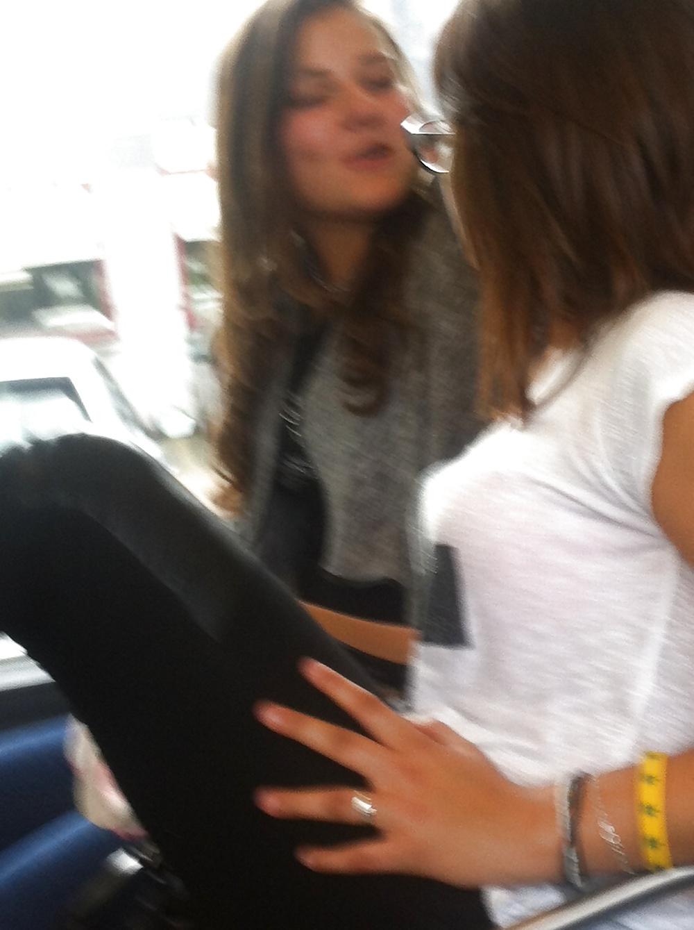 12P Brunette dans un bus bonus pieds