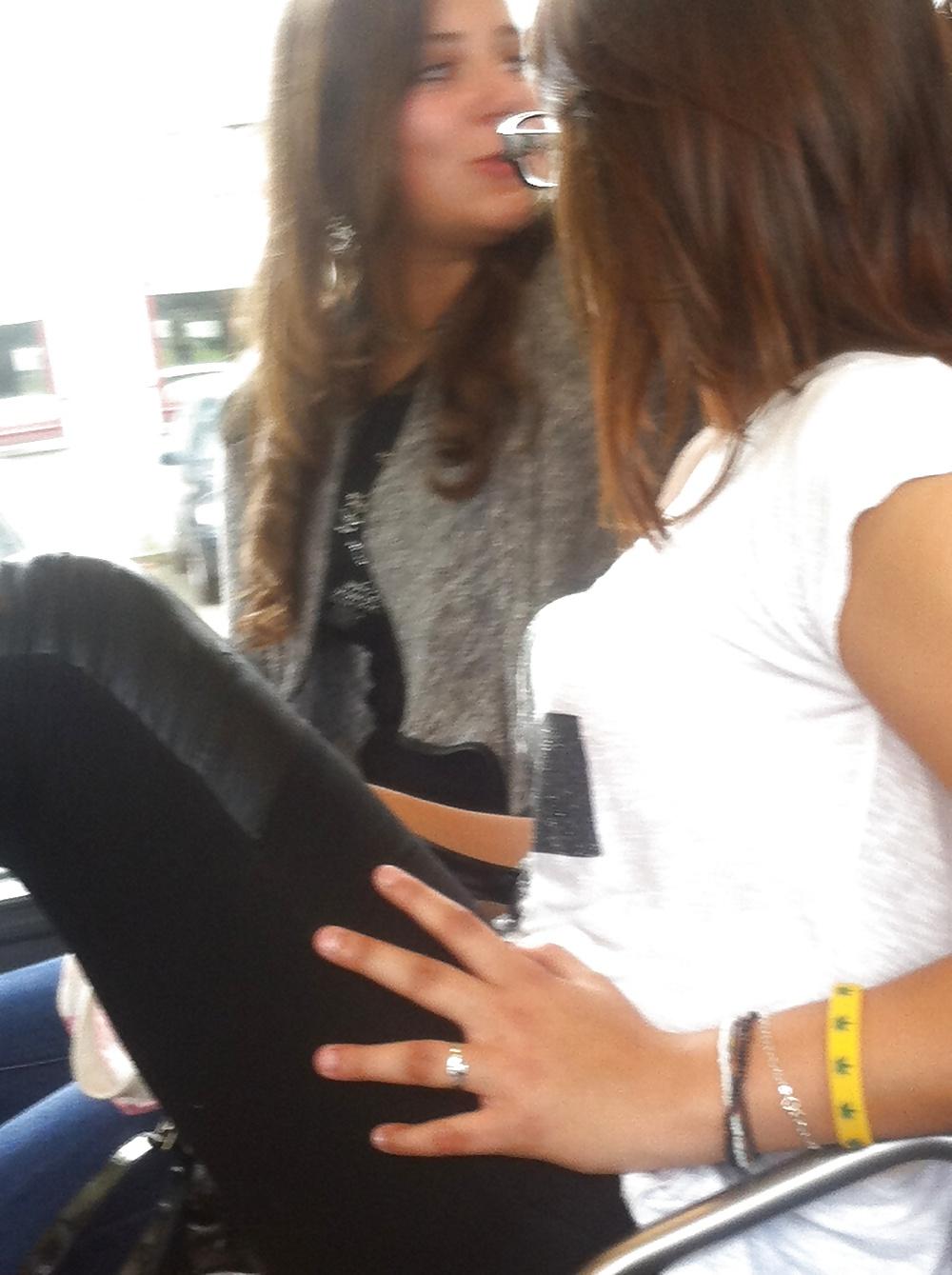 12P Brunette dans un bus bonus pieds
