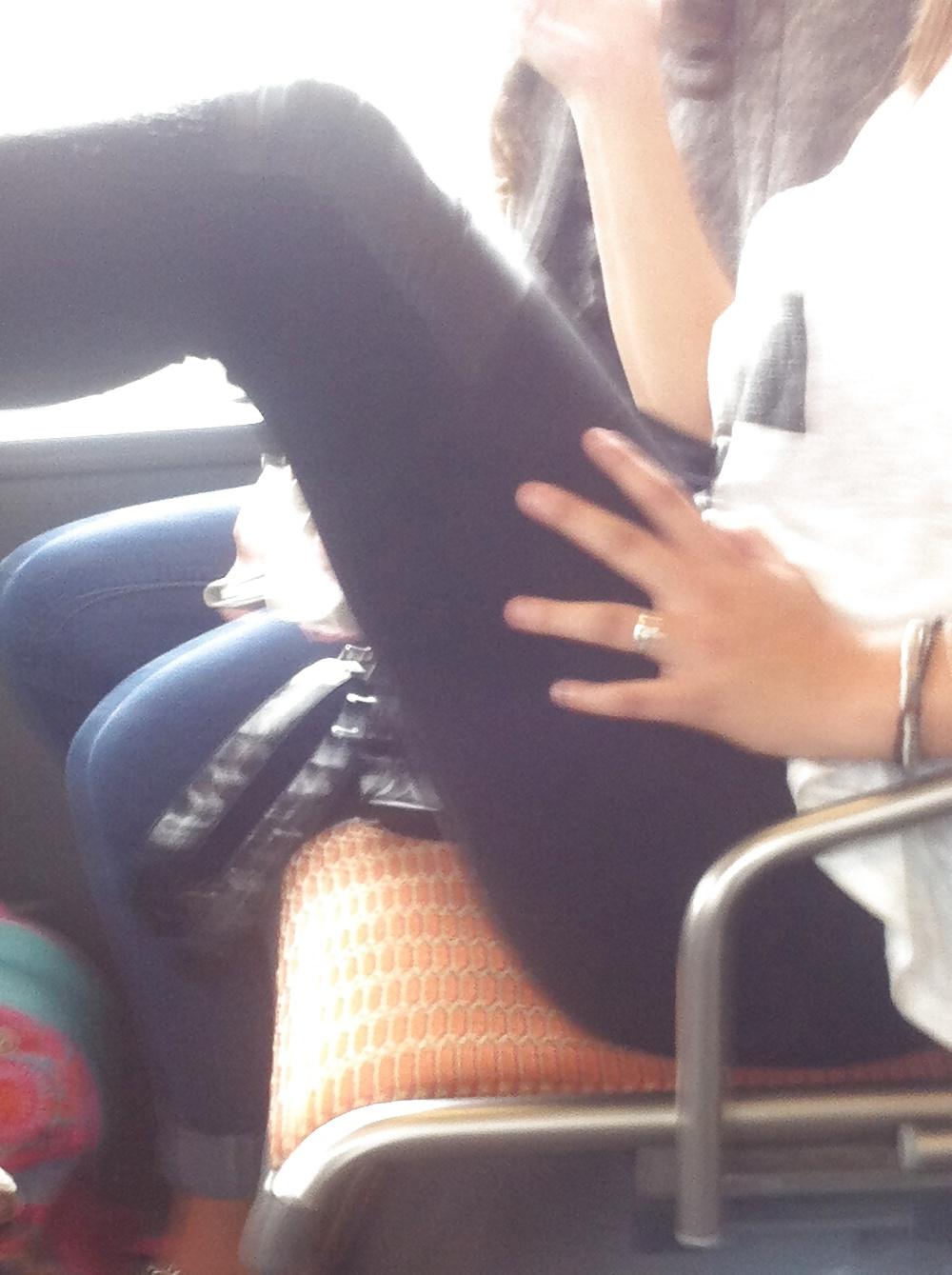 12P Brunette dans un bus bonus pieds