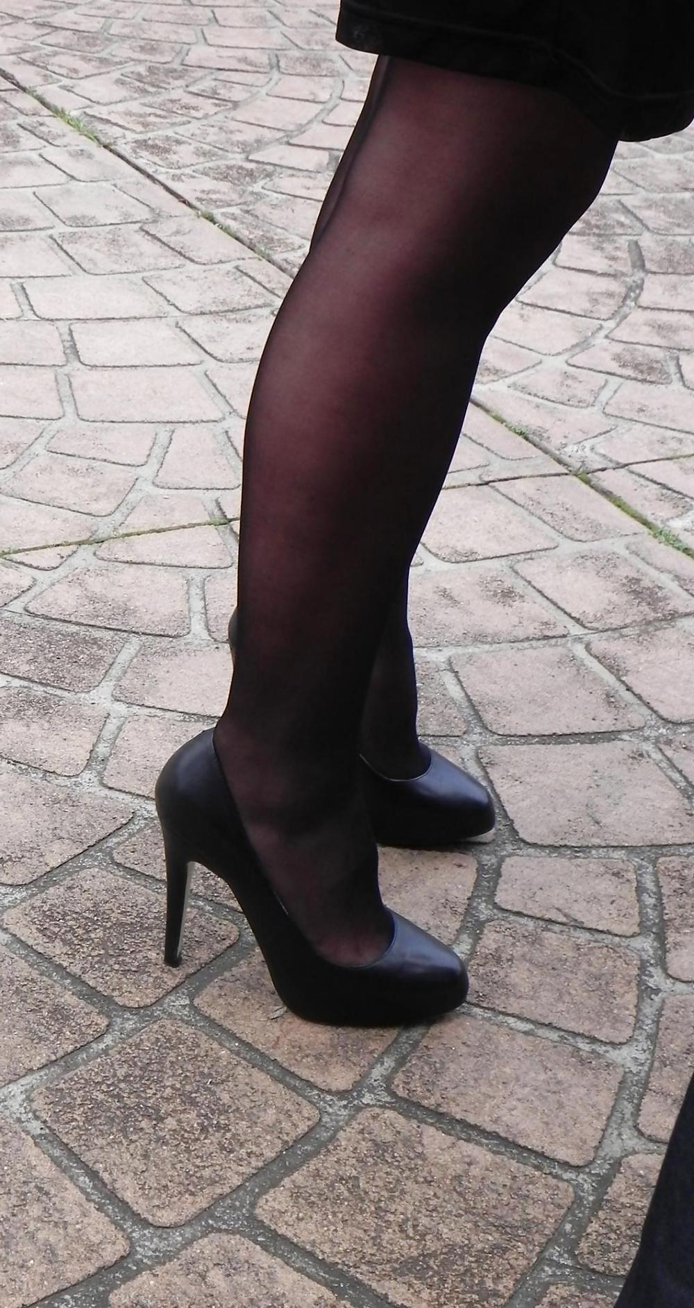 25P Nylon upskirt - just legs in nylon 6