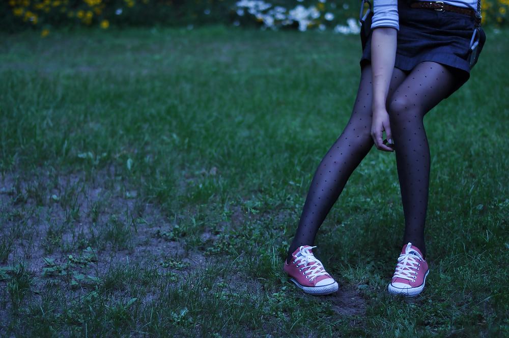 25P Nylon upskirt - just legs in nylon 6