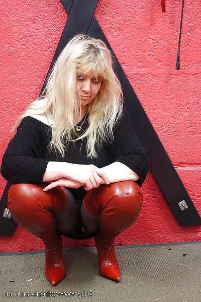 8P Rote Latexstiefel
