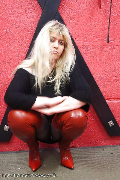 8P Rote Latexstiefel