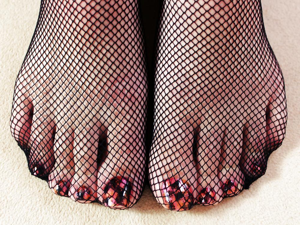 25P Fishnet stockings