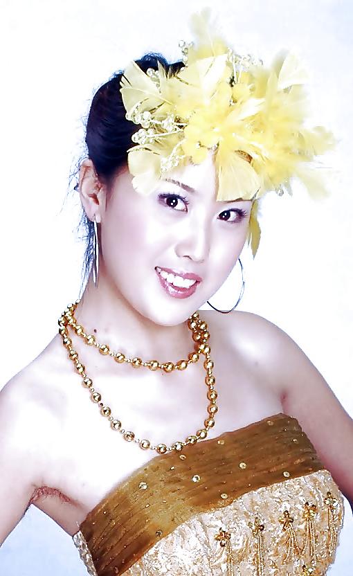 23P Asians girls showing hairy armpits