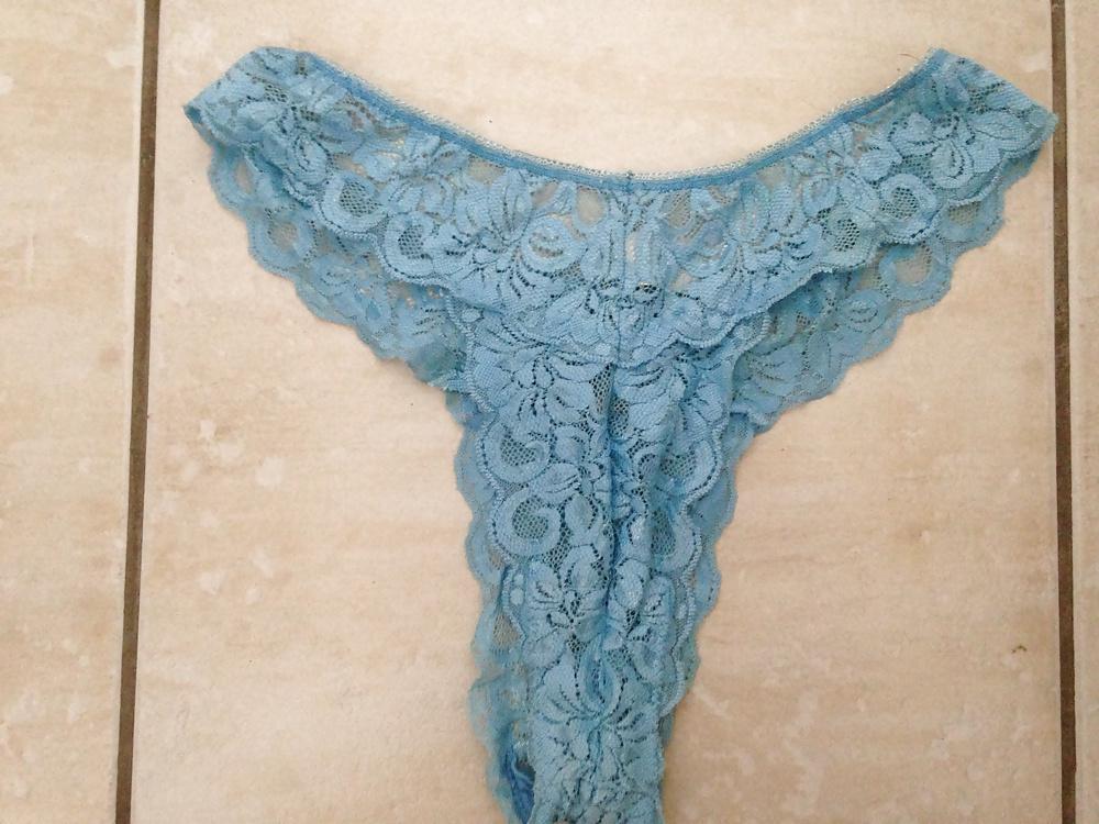19P Wanking off into panties