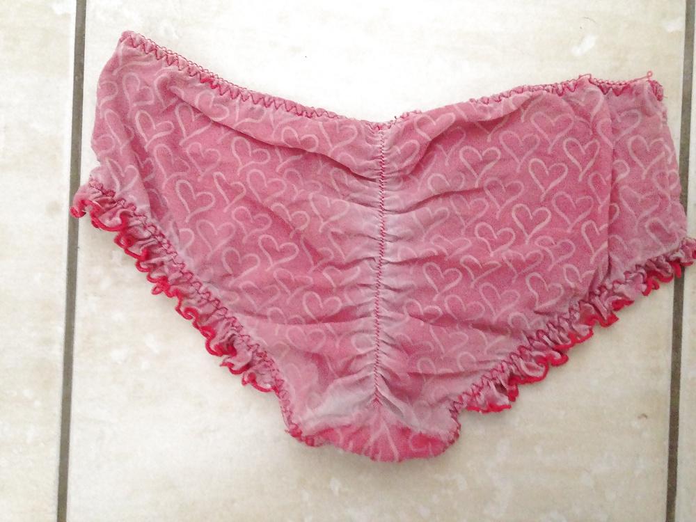 19P Wanking off into panties