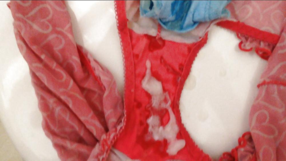 19P Wanking off into panties