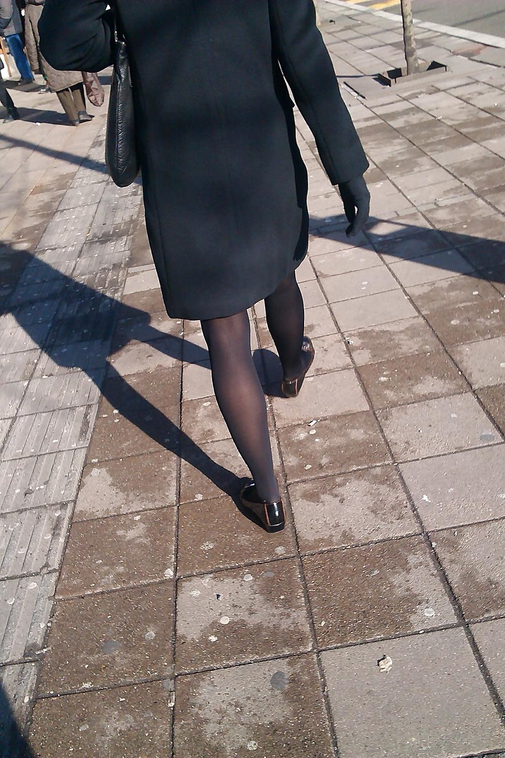 25P Nylon upskirt - just legs in nylon 5