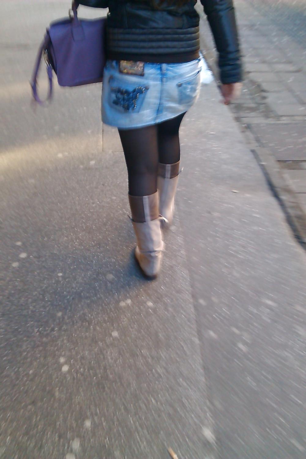 25P Nylon upskirt - just legs in nylon 5