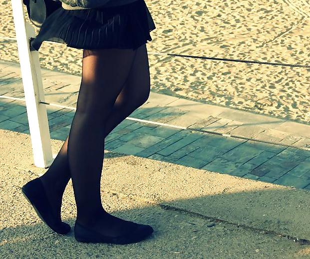 25P Nylon upskirt - just legs in nylon 5