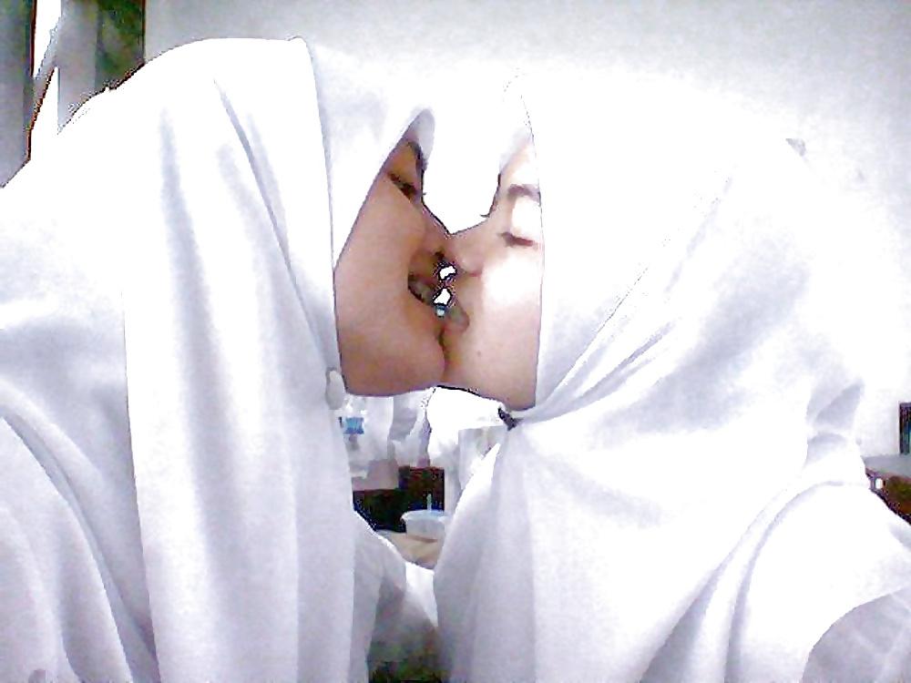 6P Hijab Lesbian