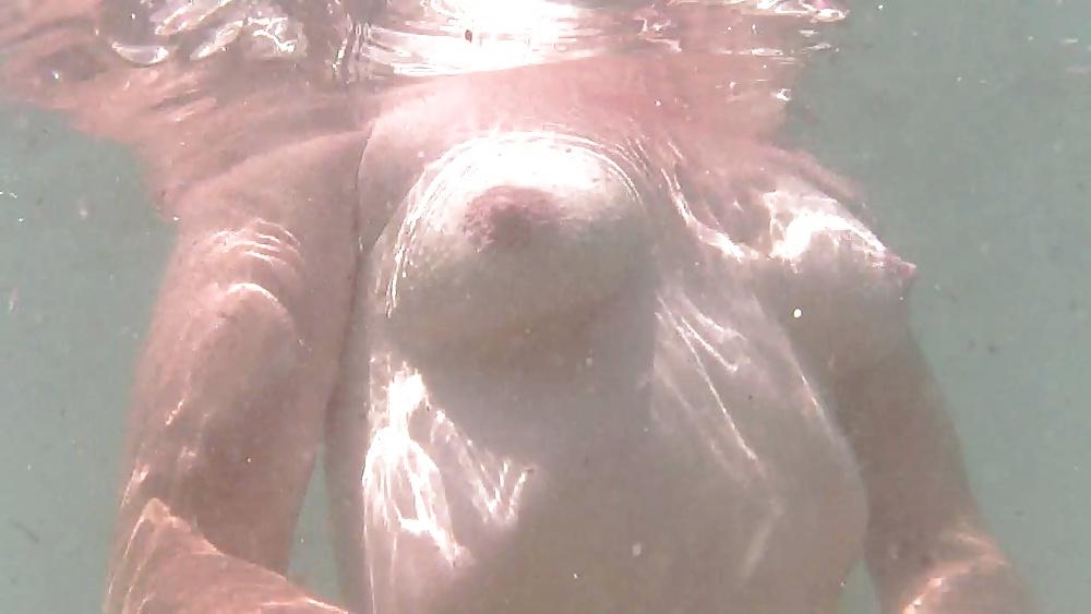 8P Saggy boobs under water