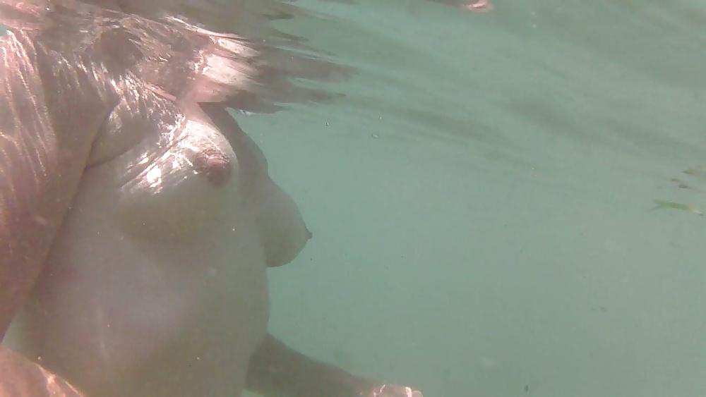8P Saggy boobs under water