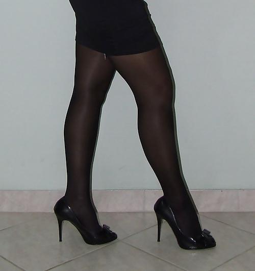 25P Nylon upskirt - just legs in nylon 4