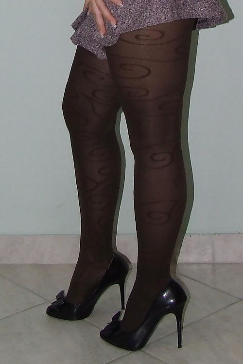25P Nylon upskirt - just legs in nylon 4