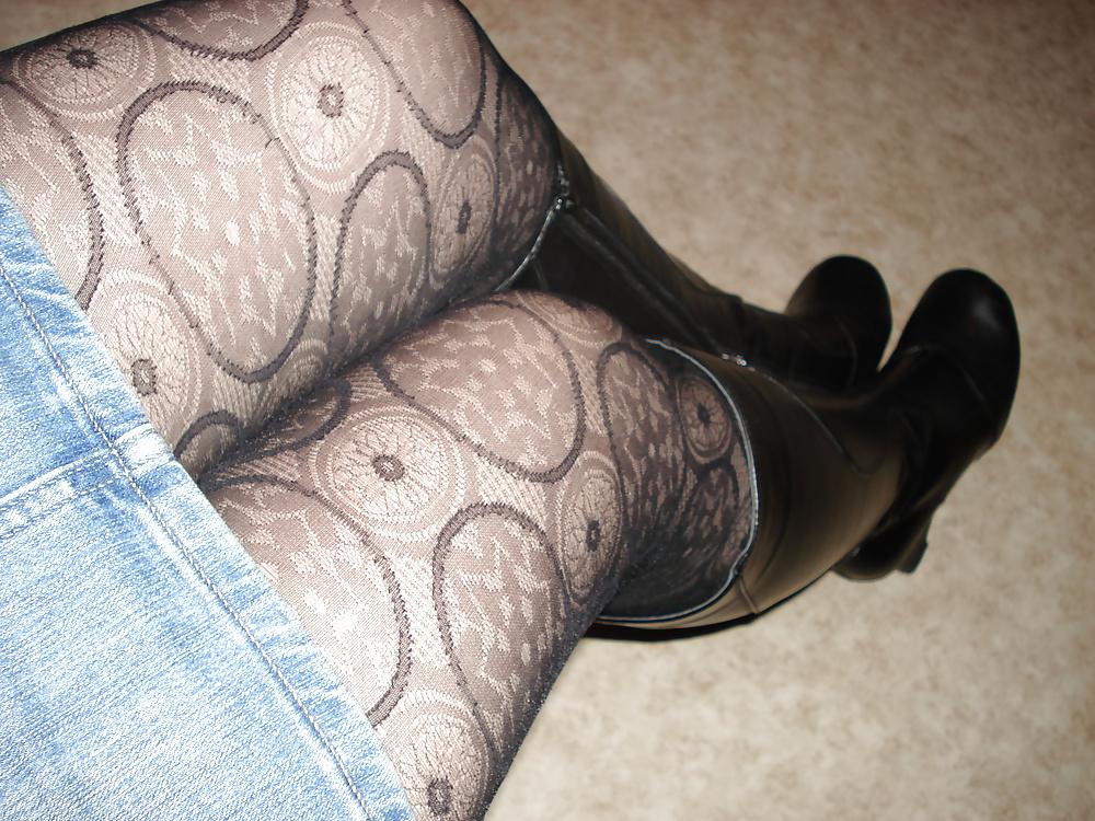 25P Nylon upskirt - just legs in nylon 4