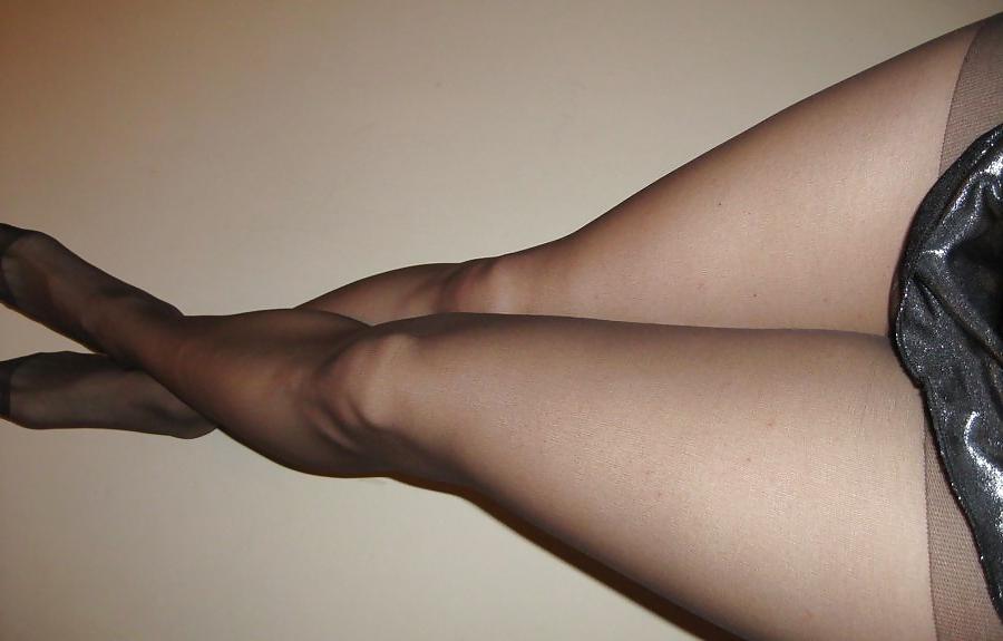 25P Nylon upskirt - just legs in nylon 4