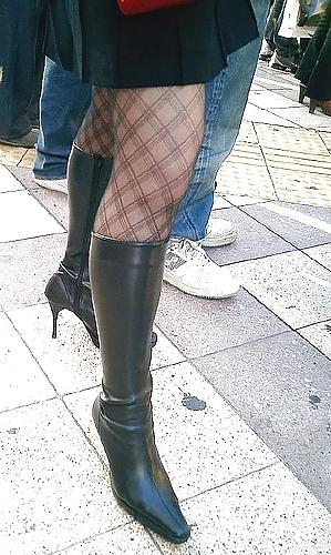25P Nylon upskirt - just legs in nylon 4