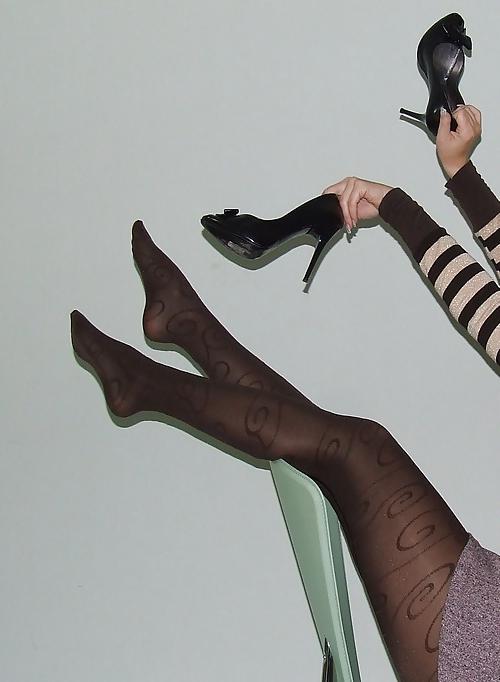 25P Nylon upskirt - just legs in nylon 4
