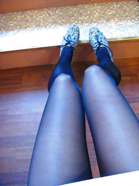 25P Nylon upskirt - just legs in nylons