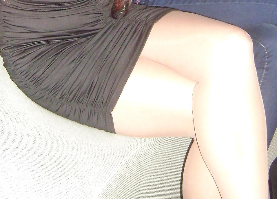 25P Nylon upskirt - just legs in nylons
