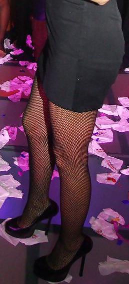 25P Nylon upskirt - just legs in nylons