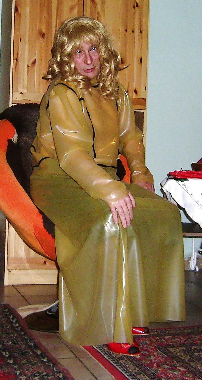 25P Sexy Franzi in Gummi und Satin