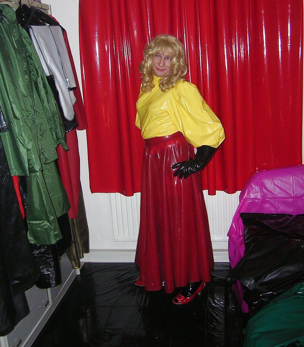 25P Sexy Franzi in Gummi und Satin