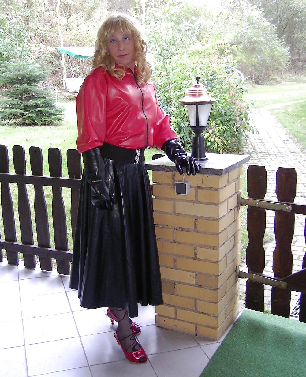 25P Sexy Franzi in Gummi und Satin