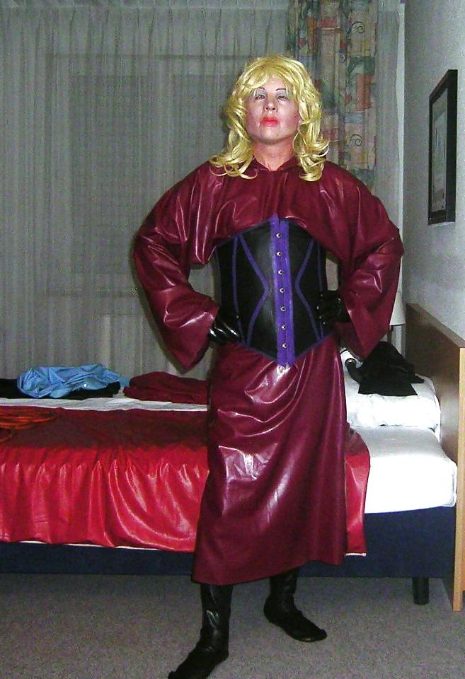 25P Sexy Franzi in Gummi und Satin