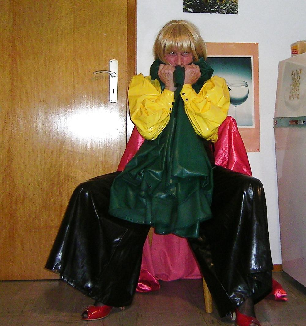 25P Sexy Franzi in Gummi und Satin