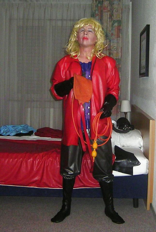 25P Sexy Franzi in Gummi und Satin