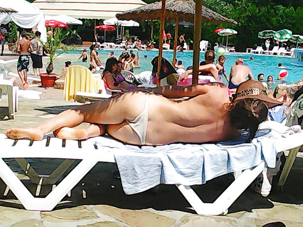 4P Bulgarian women on the beach.