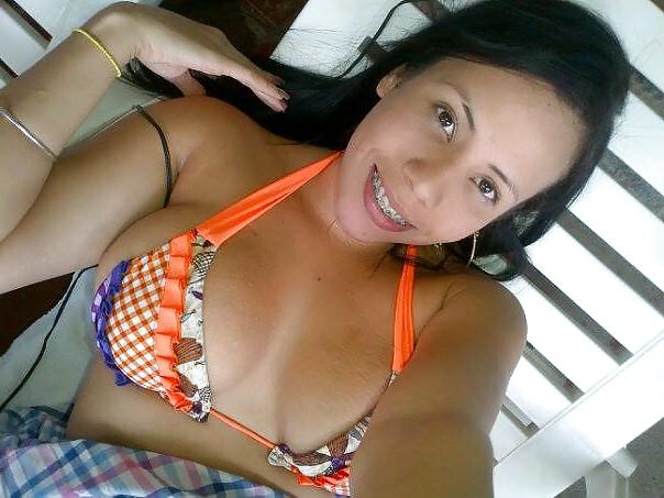 25P NENAS LATINAS EN LA PLAYA