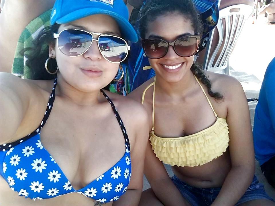 25P NENAS LATINAS EN LA PLAYA