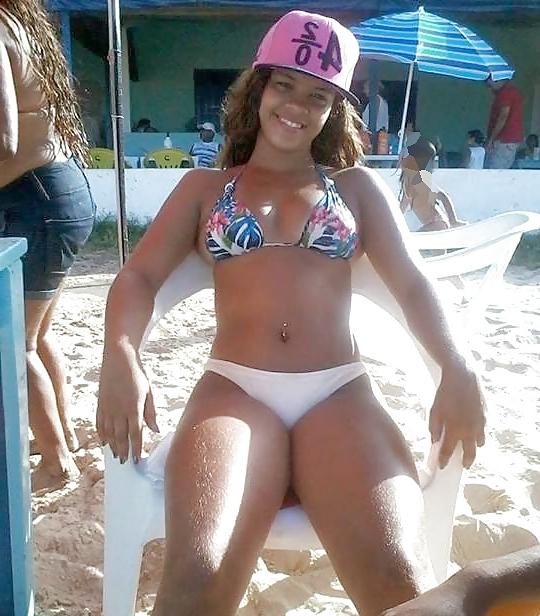 25P NENAS LATINAS EN LA PLAYA