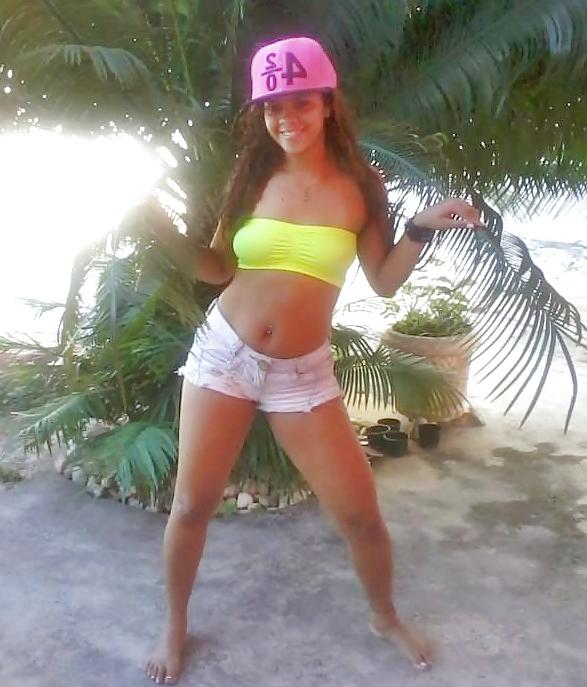 25P NENAS LATINAS EN LA PLAYA