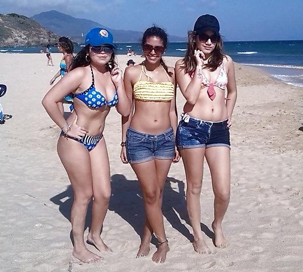 25P NENAS LATINAS EN LA PLAYA